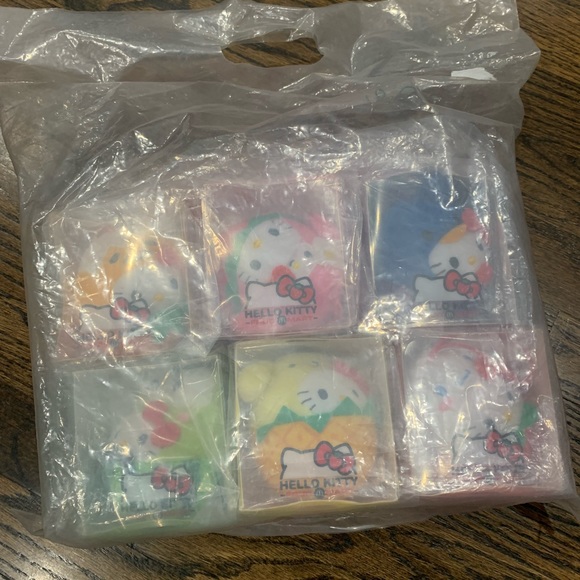 New Hello Kitty Fruit Mart x McDonald’s Plush Set of 6 with Picnic Bag - Picture 2 of 11